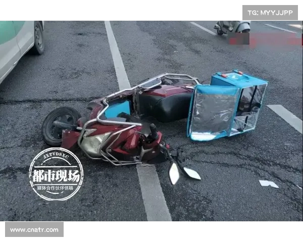 骑手拐弯时未减速直接飞出路面 引发交通事故险象环生 骑手拐弯时未减速直接飞出路面 引发交通事故险象环生